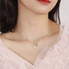 Kaulakoru mehiläisriipuksella ja päivänkakkaran kukalla