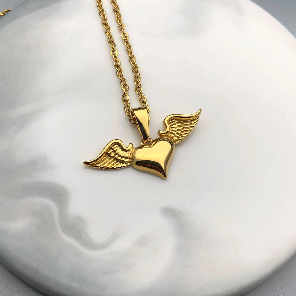 Kaulakoru enkelinsiipiriipuksella ja sydämellä