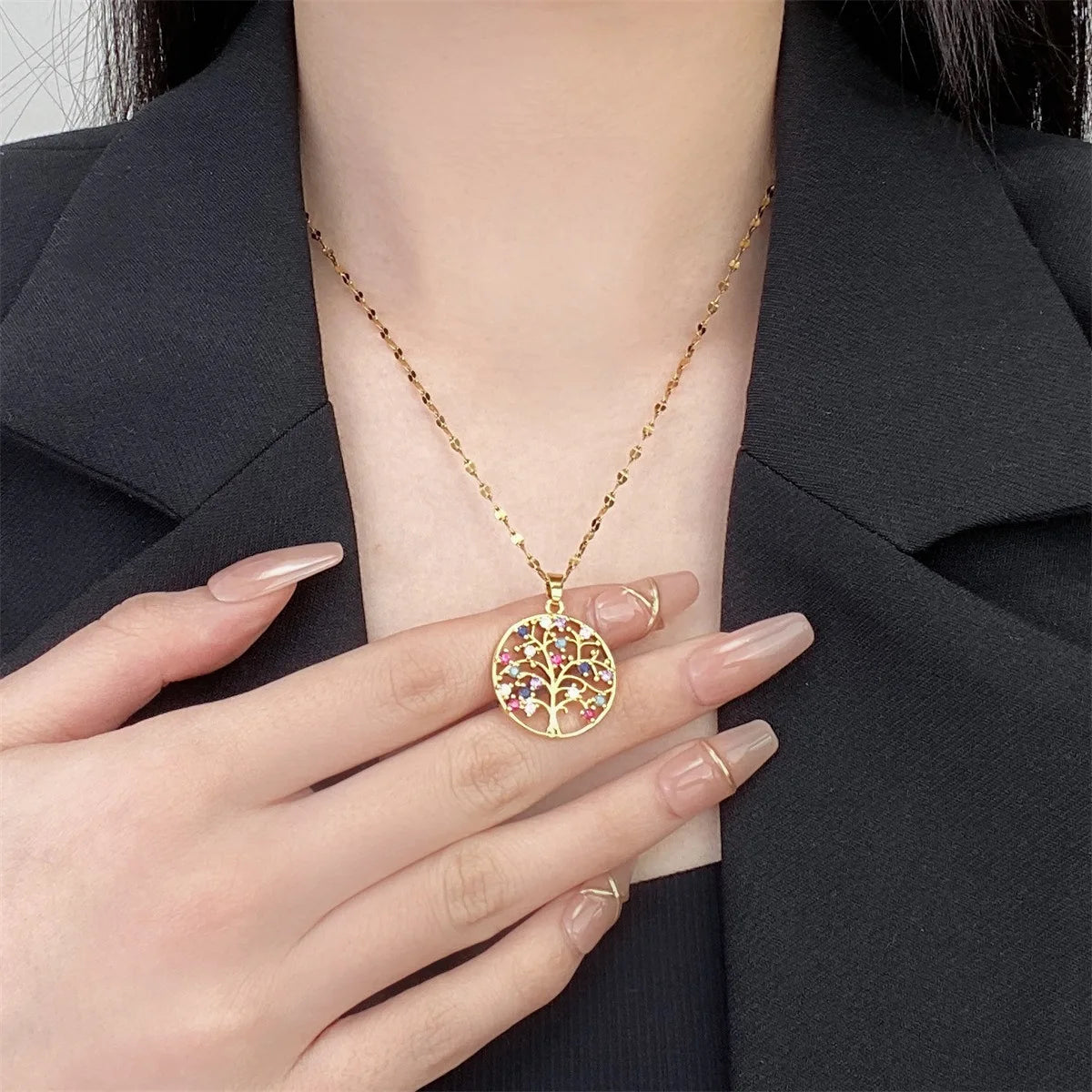 Kaulakoru elämänpuu-riipuksella, jossa monivärisiä zirkoneja