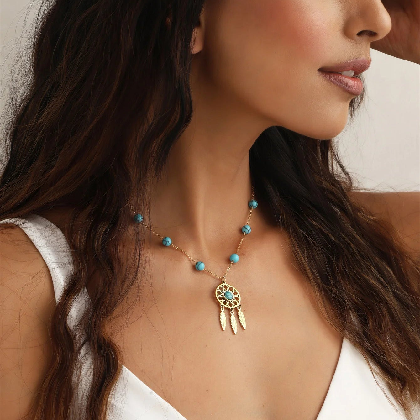 Kaulakoru unisieppari-riipuksella ja turkoosilla helmillä