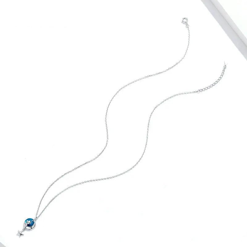 Kaulakoru, jossa on kuu- ja kissakoristeinen riipus