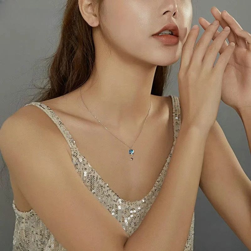 Kaulakoru, jossa on kuu- ja kissakoristeinen riipus