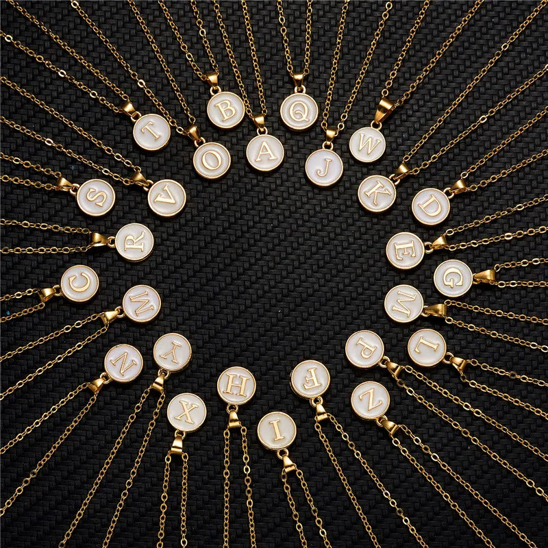 Kaulakoru valkoisella w-kirjaimen riipuksella