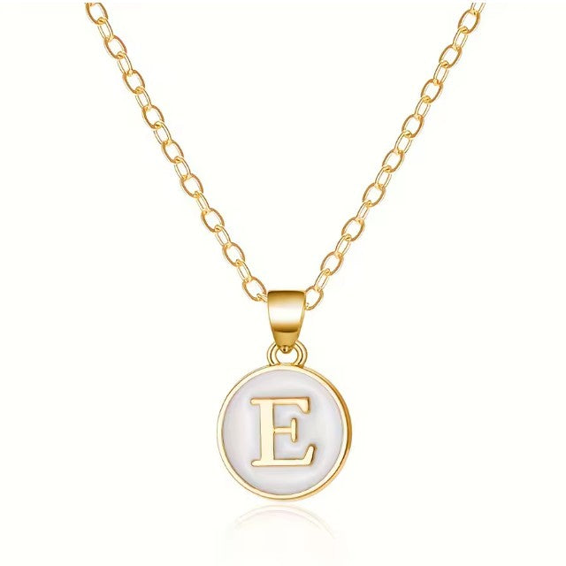 Kaulakoru valkoisella alkukirjaimella varustetulla riipuksella - kirjain 