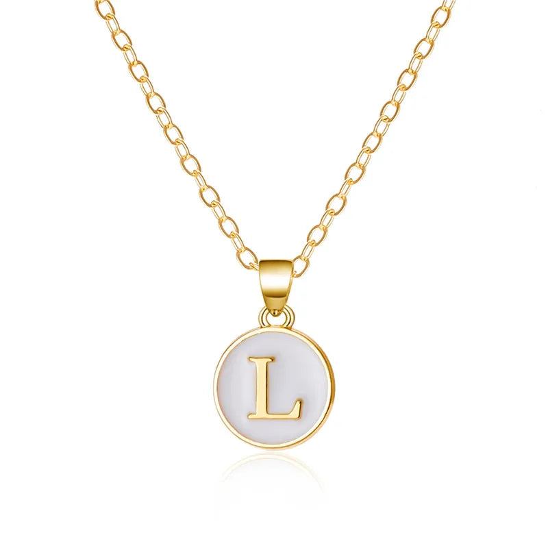 Kaulakoru valkoisella l-kirjaimen riipuksella