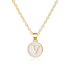 Kaulakoru valkoisella v-kirjaimen riipuksella
