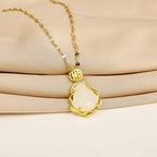 Kaulakoru valkoisella Buddhan riipuksella