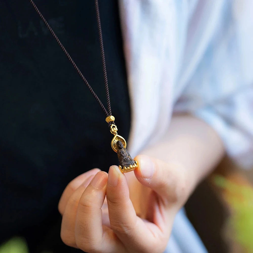 Kaulakoru Tiibetin Buddhan riipuksella