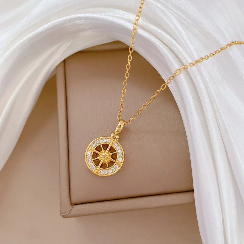 Kaulakoru kompassi-riipuksella ja ruusukvartsilla