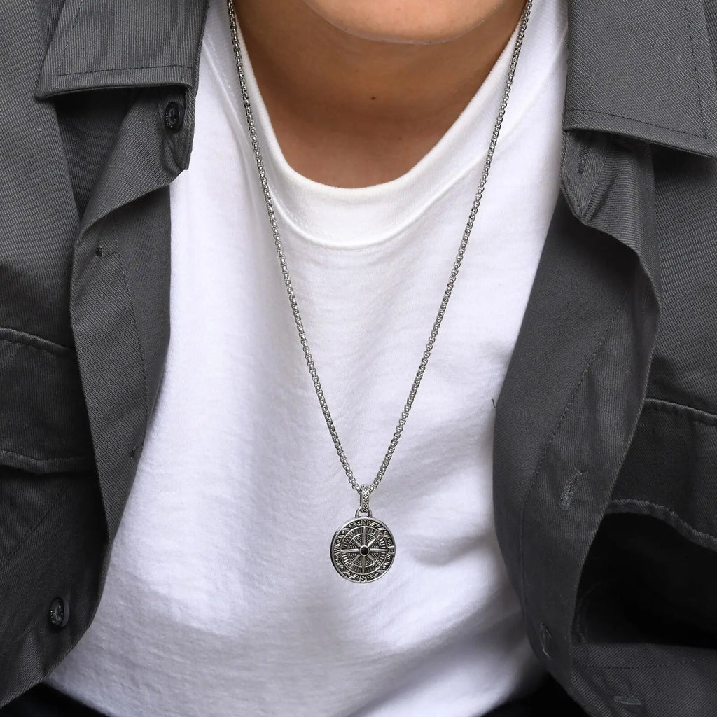 Kaulakoru, jossa on merellinen kompassiriipus ja tuulen ruusu