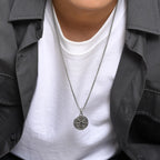 Kaulakoru, jossa on merellinen kompassiriipus ja tuulen ruusu