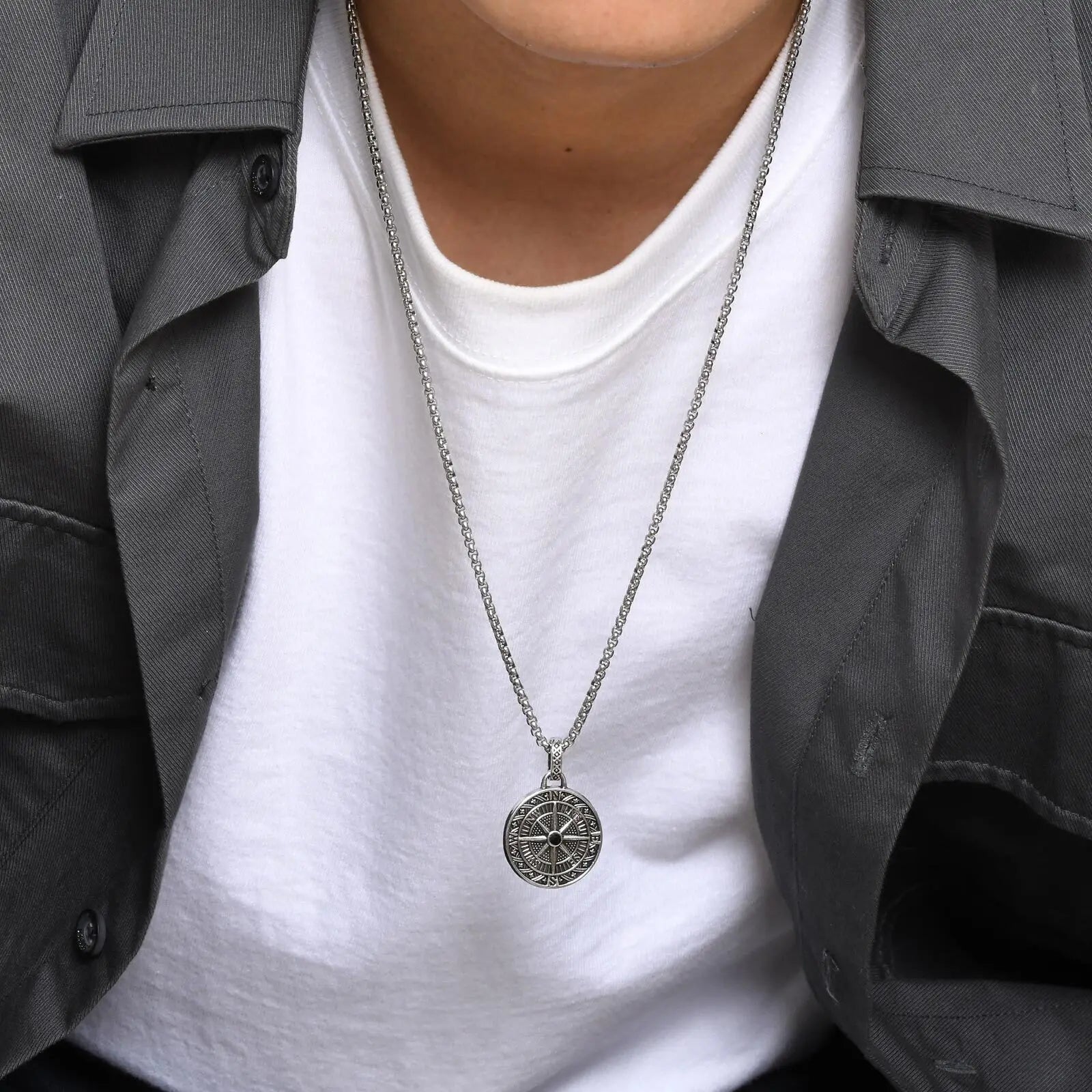 Kaulakoru, jossa on merellinen kompassiriipus ja tuulen ruusu