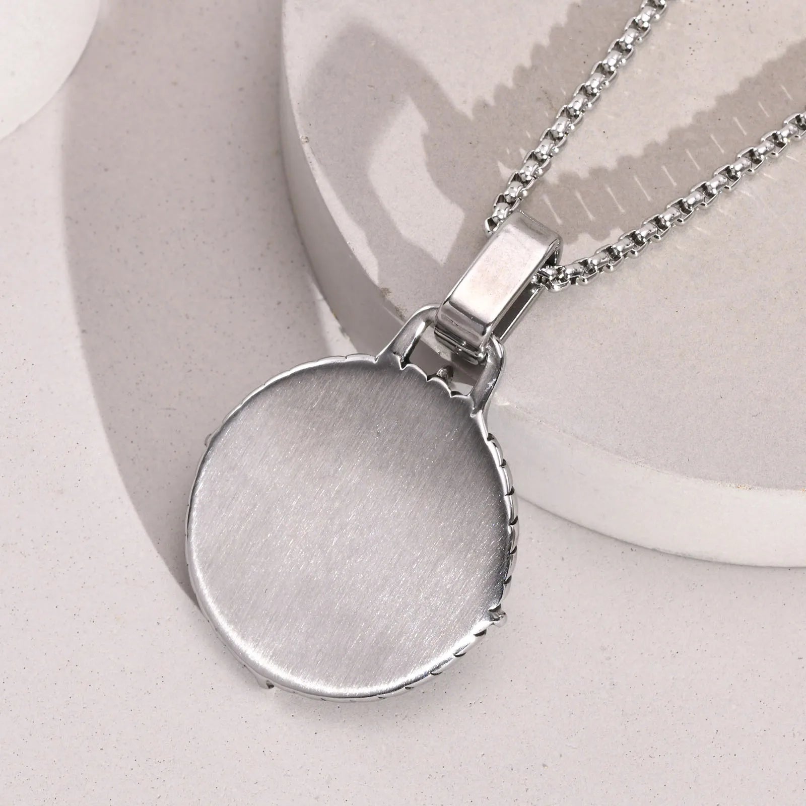 Kaulakoru kompassiriipuksella miehille