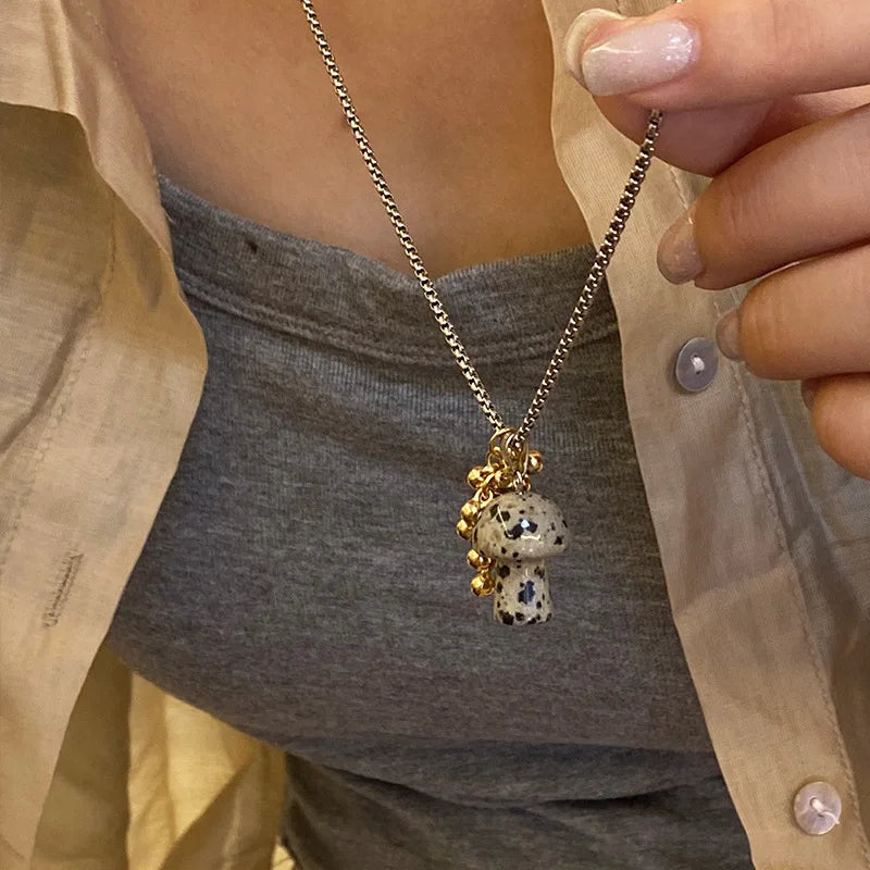 Kaulakoru syksyisellä tiikerinsilmä-sieniriipuksella