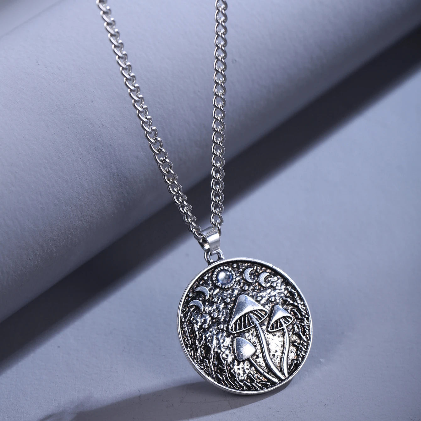 Kaulakoru sieniriipuksella