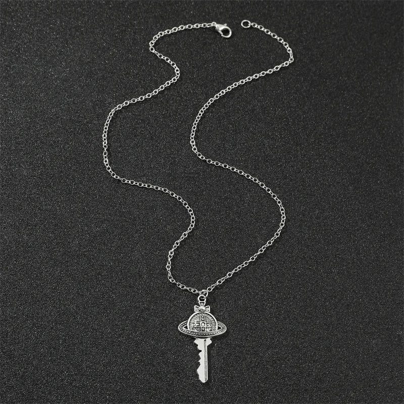 Kaulakoru universumin avaimen muotoisella riipuksella