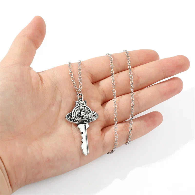 Kaulakoru universumin avaimen muotoisella riipuksella