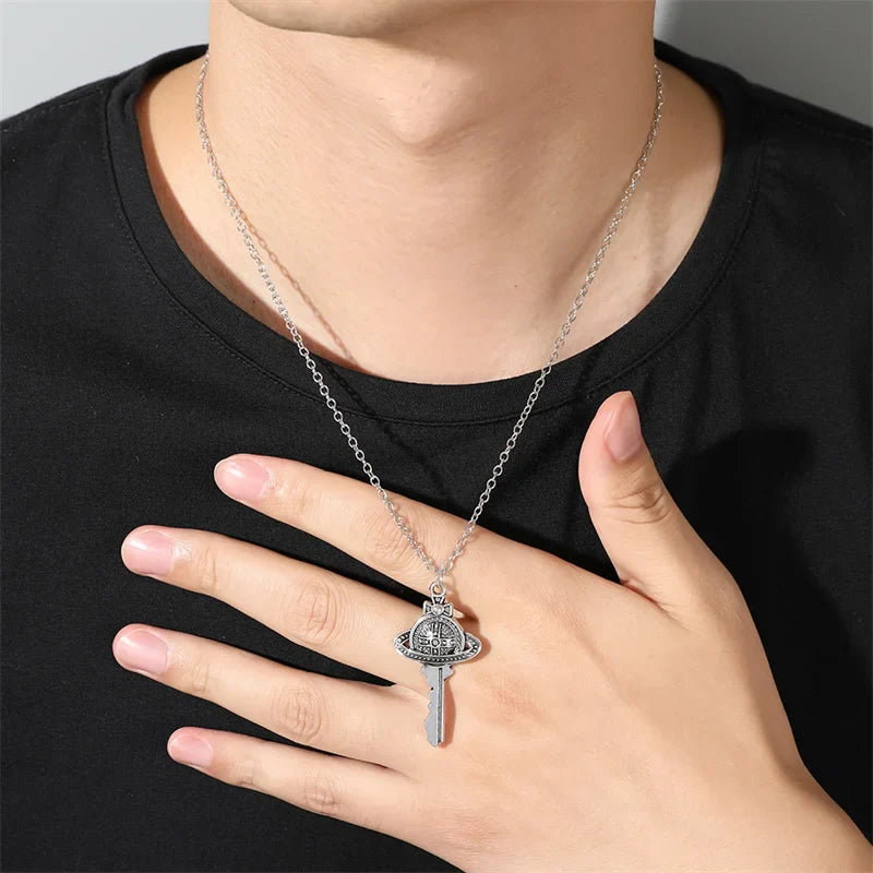 Kaulakoru universumin avaimen muotoisella riipuksella