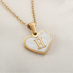 Kaulakoru, jossa valkoinen sydänriipus ja kirjain h