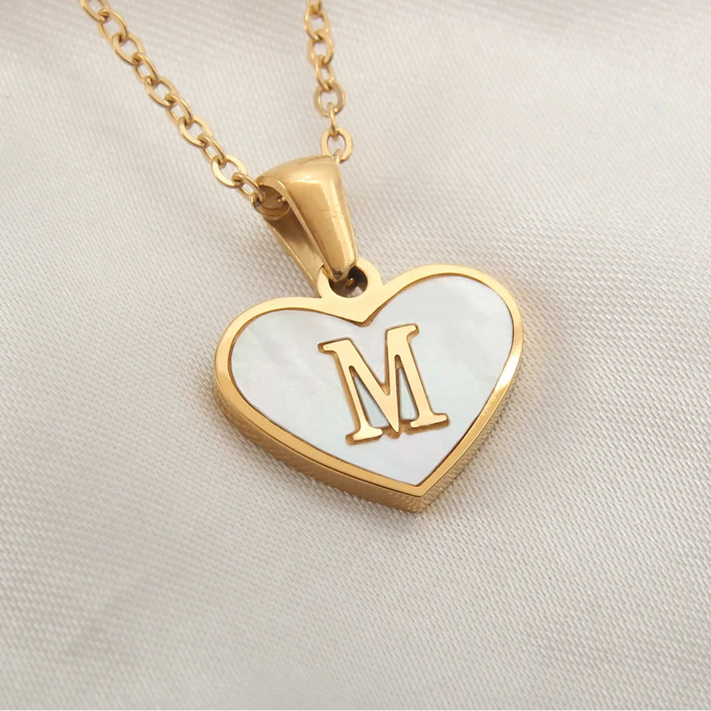Kaulakoru, jossa valkoinen sydänriipus ja kirjain m