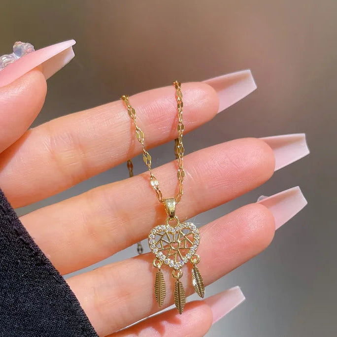 Kaulakoru unisieppari sydänriipuksella, jossa on kristalli