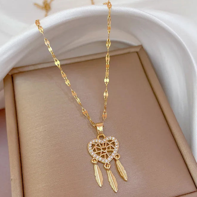 Kaulakoru unisieppari sydänriipuksella, jossa on kristalli