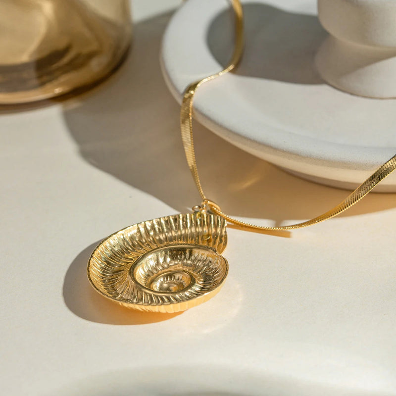 Kaulakoru spiraalikuorikoristeella