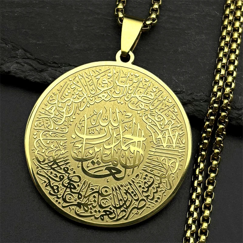 Kaulakoru, jossa arabialainen islamilainen muslimi Koraanin riipus kulta