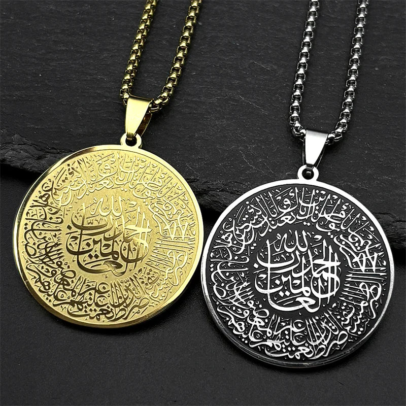 Kaulakoru, jossa arabialainen islamilainen muslimi Koraanin riipus kulta