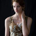 Kaulakoru, jossa on puolikuun riipus ja 7 chakraa