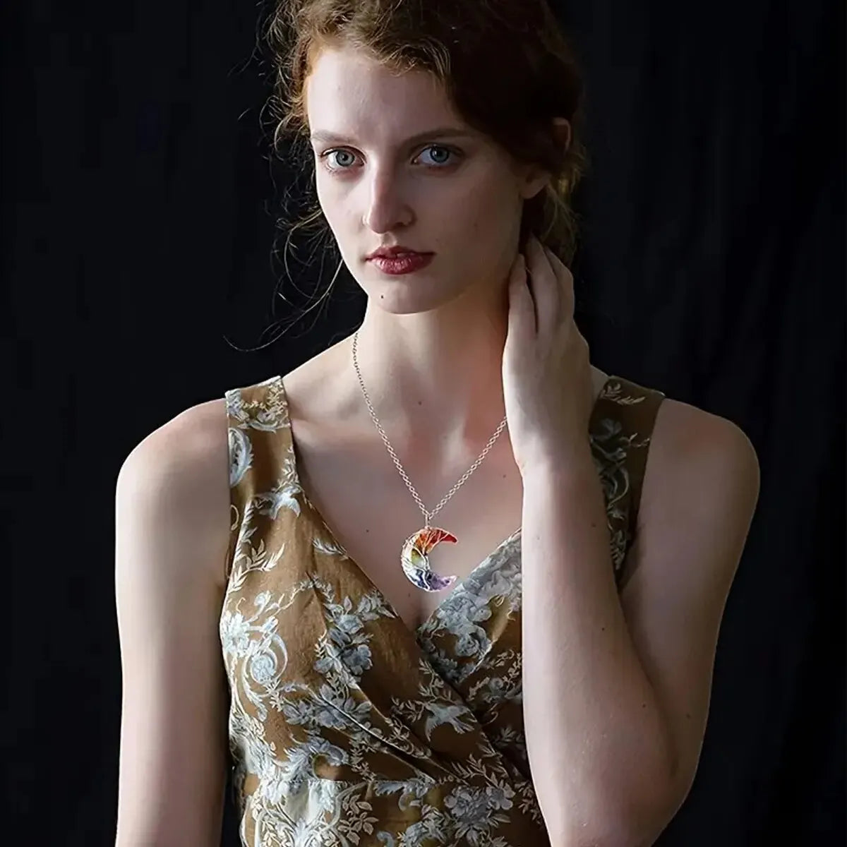 Kaulakoru, jossa on puolikuun riipus ja 7 chakraa