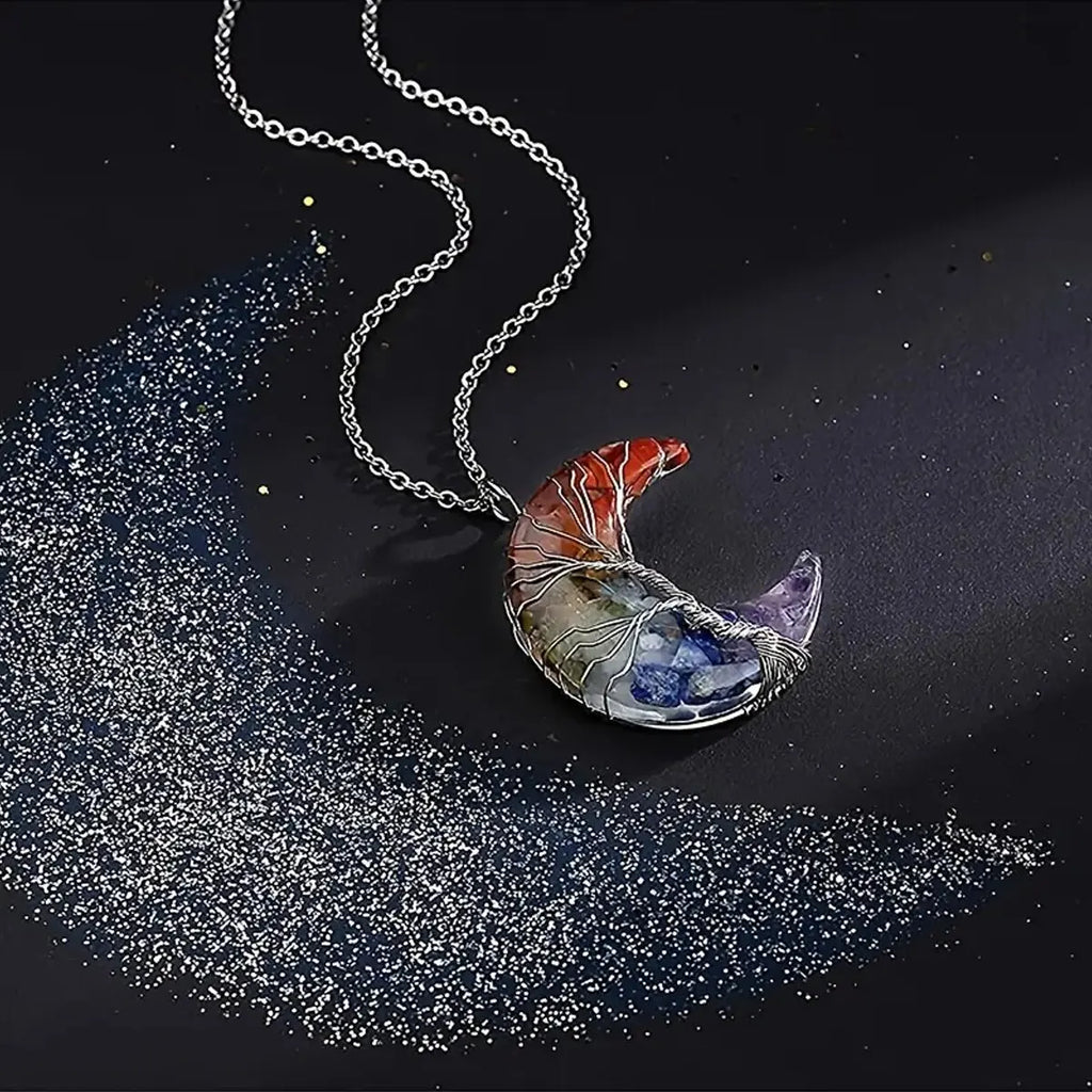 Kaulakoru, jossa on puolikuun riipus ja 7 chakraa