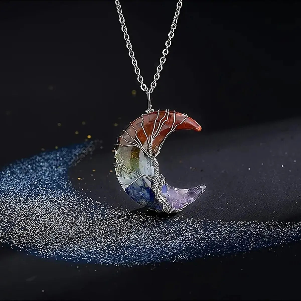 Kaulakoru, jossa on puolikuun riipus ja 7 chakraa