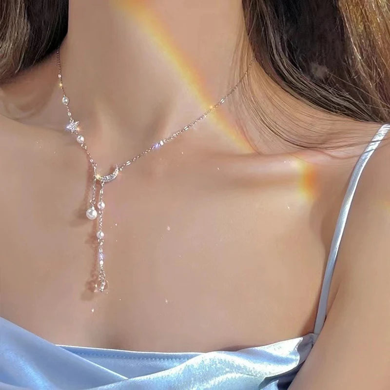 Kaulakoru, jossa on sirppikuun ja helmien riipus