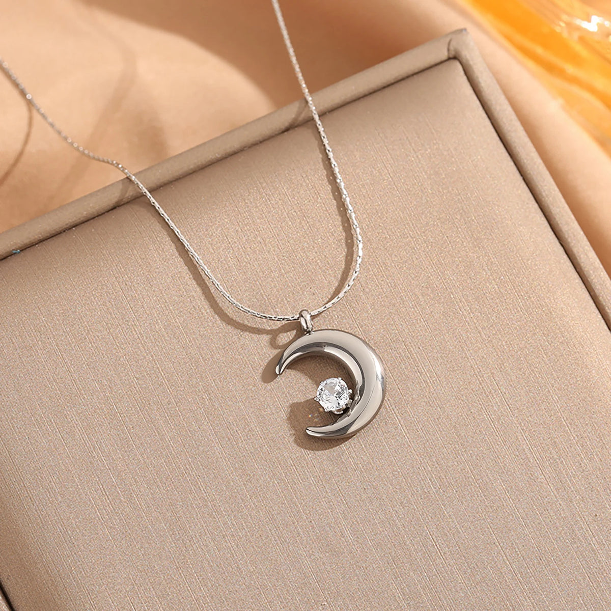 Collier avec pendentif croissant de lune et étoile solitaire couchée argent