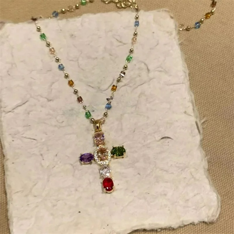 Kaulakoru naisten zirkoniristiriipuksella