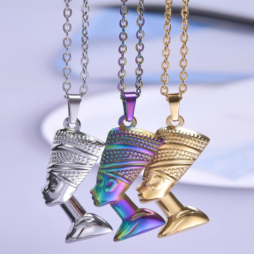 Kaulakoru, jossa on vanha hopeinen Nefertitin riipus