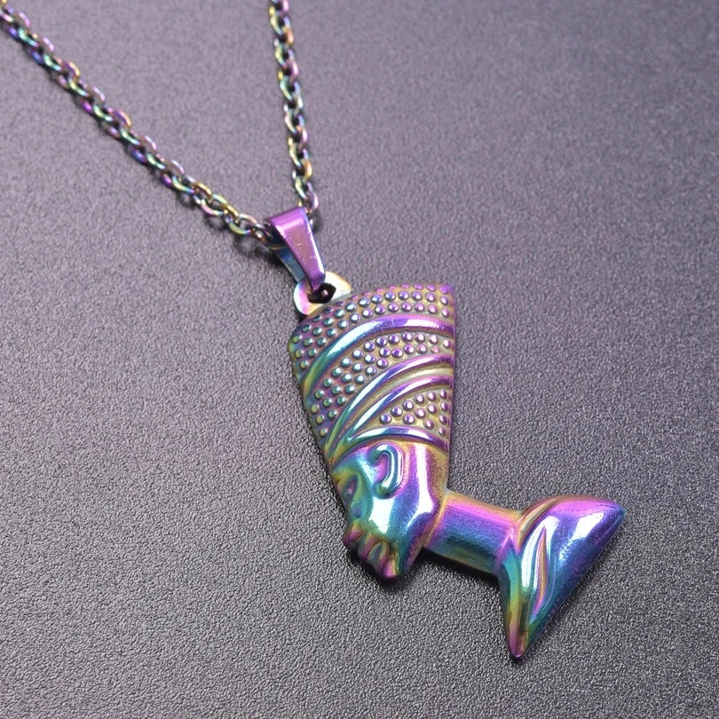 Kaulakoru, jossa on vanha hopeinen Nefertitin riipus