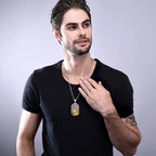 Kaulakoru astrologisen horoskooppimerkin tyylisellä riipuksella