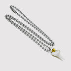 Kaulakoru valkoisella hainhammaskiinnikkeellä