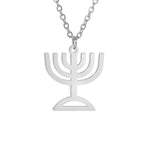 Kaulakoru, jossa on hopeinen Menorah-riipus, juutalaisen identiteetin symboli