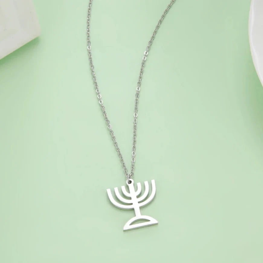 Kaulakoru, jossa on hopeinen Menorah-riipus, juutalaisen identiteetin symboli