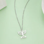 Kaulakoru, jossa on hopeinen Menorah-riipus, juutalaisen identiteetin symboli