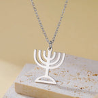 Kaulakoru, jossa on hopeinen Menorah-riipus, juutalaisen identiteetin symboli
