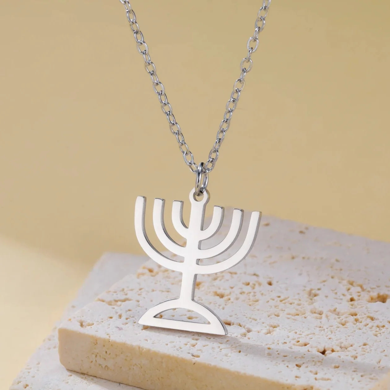 Kaulakoru, jossa on hopeinen Menorah-riipus, juutalaisen identiteetin symboli