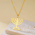 Kaulakoru, jossa on kultainen Menorah-riipus, juutalaisen identiteetin symboli