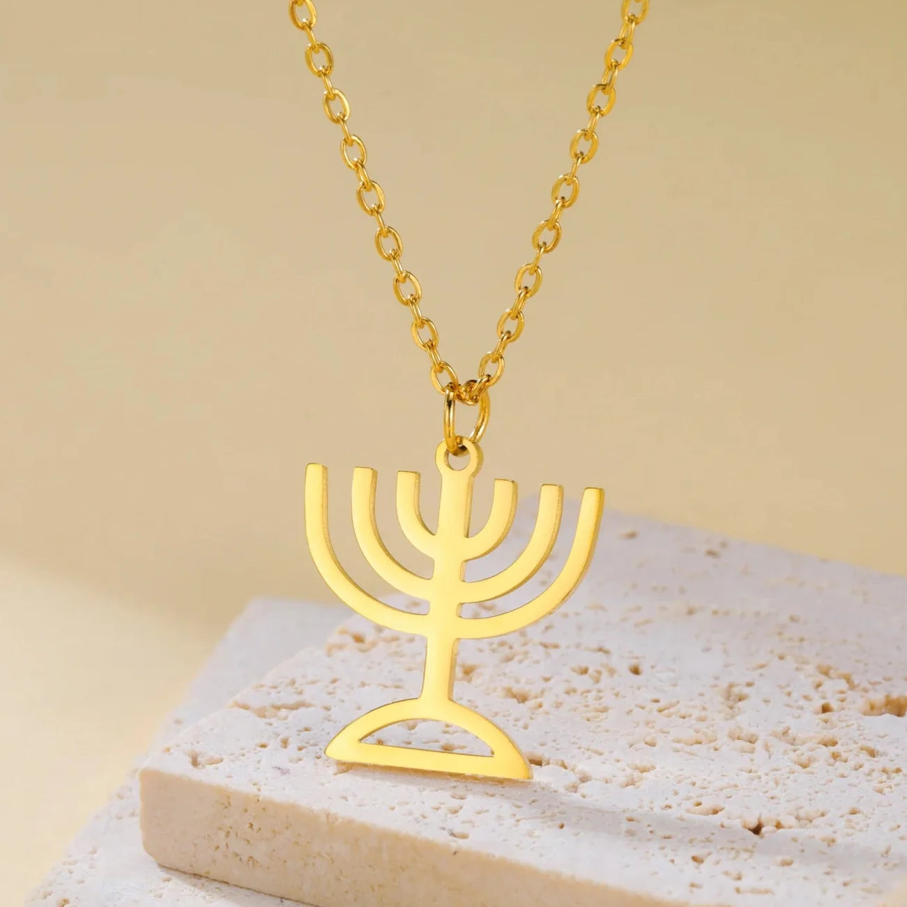Kaulakoru, jossa on kultainen Menorah-riipus, juutalaisen identiteetin symboli