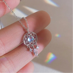 Kaulakoru elegantilla kuunsiivellä