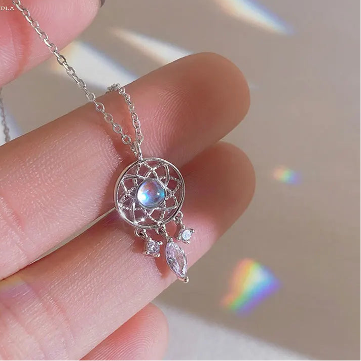 Kaulakoru elegantilla kuunsiivellä