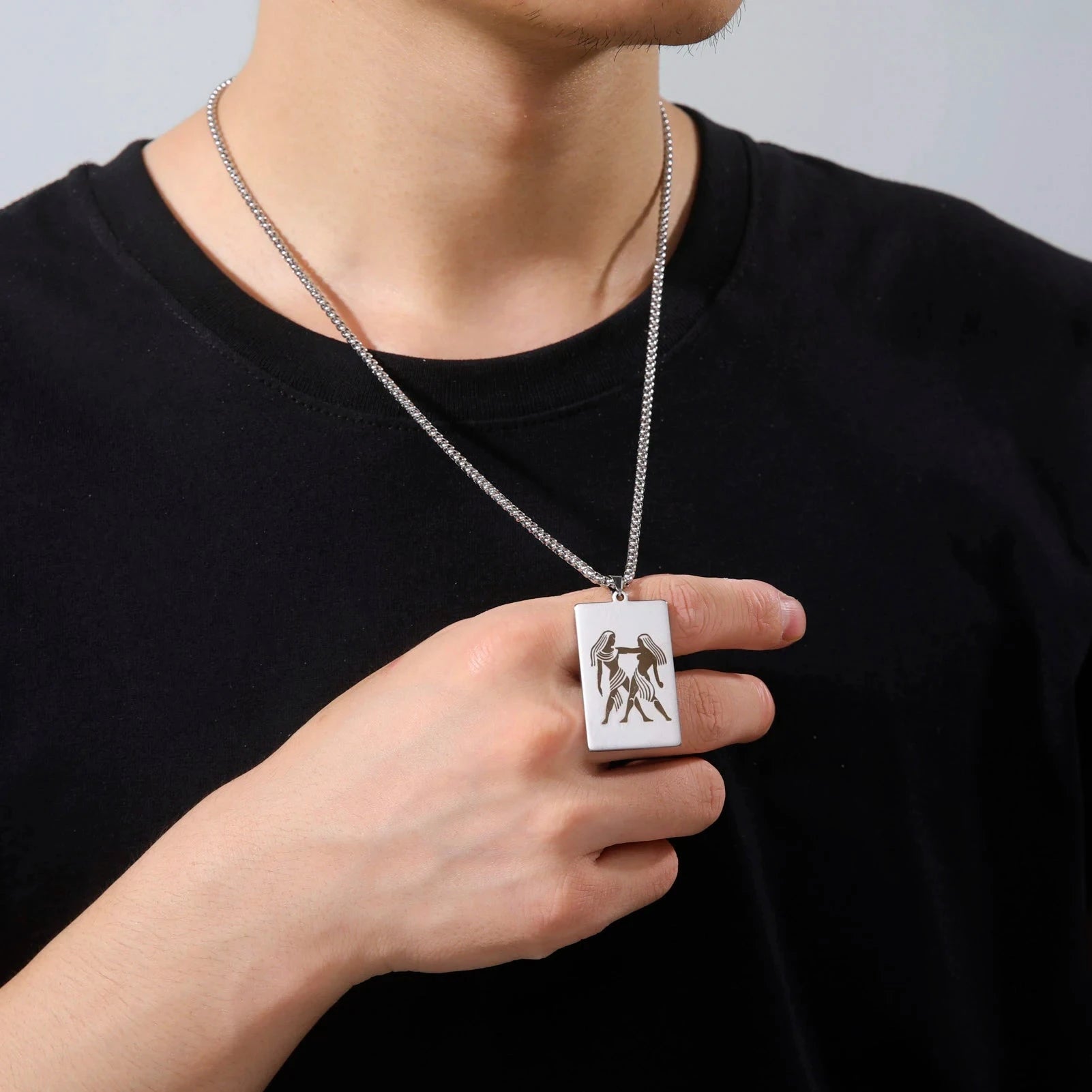 Kaulakoru tyylikkäällä astrologisen horoskoopin riipuksella 